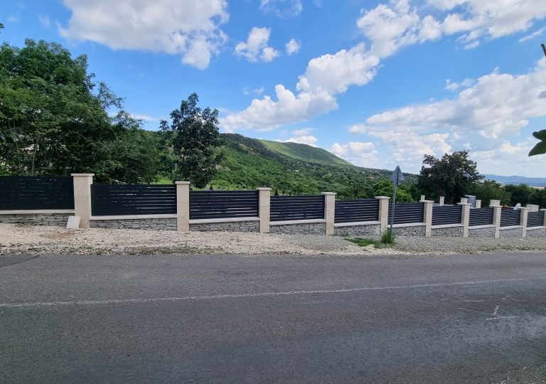lumínium, 100mm-es kerítés elemeink 20mm hézaggal az elemek között, RAL7016 antracit színben.